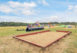Área de juegos infantil con arenero y tobogán en casa vacacional para 5 personas en Pandrup, Dinamarca.