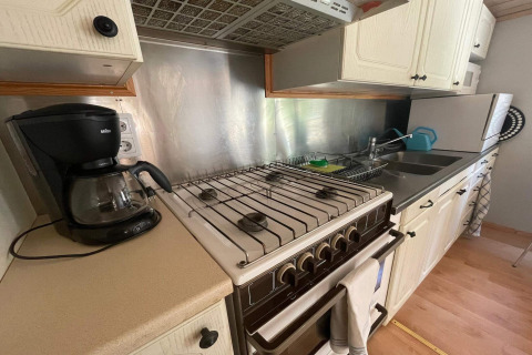 Cocina pequeña en la Peaceful Cabin cerca del sendero Furufjall en Suecia, con cafetera y cocina.