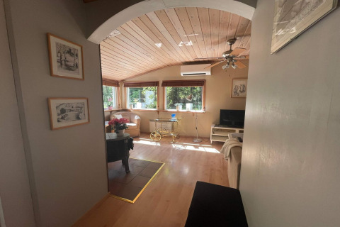 Helles, friedliches Wohnzimmer einer Hütte nahe dem Furufjall-Pfad in Schweden mit Holzdecke.