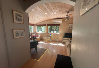 Sala luminosa y tranquila en cabaña cerca del sendero Furufjall en Suecia, con techo de madera.