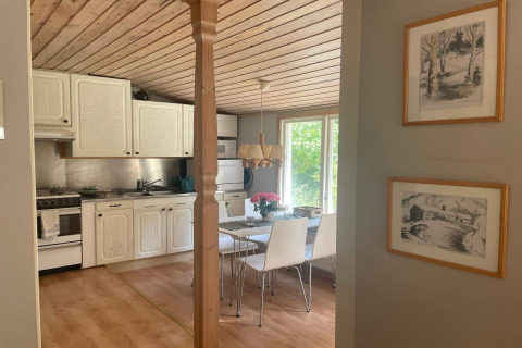 Cuisine et coin repas chaleureux d'une cabane paisible près du sentier Furufjall en Suède, bois clair.