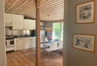 Cucina accogliente e sala da pranzo in baita tranquilla vicino al sentiero Furufjall in Svezia.