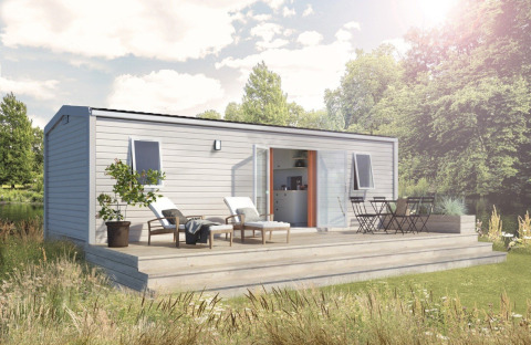 Moderne Timber Lodge bij Eurocamping Vessem BV in Nederland, met houten terras en tuinmeubilair buiten.