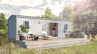 Moderne Timber Lodge bij Eurocamping Vessem BV in Nederland, met houten terras en tuinmeubilair buiten.