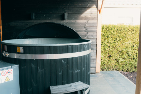 Buitensauna met houten hottub bij Veluwe lounge + sauna, Holiday park De Boshoek, Nederland.