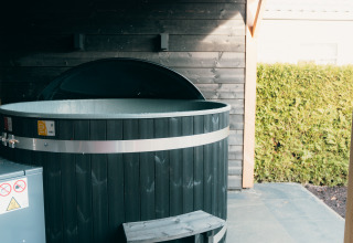 Buitensauna met houten hottub bij Veluwe lounge + sauna, Holiday park De Boshoek, Nederland.