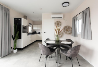 Moderno comedor y cocina en Wood Lodge con aire acondicionado, Kompas Camping Nieuwpoort, Bélgica.