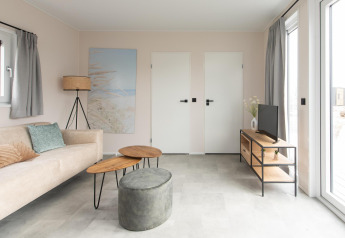 Soggiorno moderno e luminoso nella Wood Lodge met Airco al Kompas Camping Nieuwpoort, Belgio, arredamento elegante.