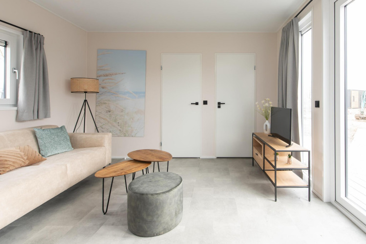 Soggiorno moderno e luminoso nella Wood Lodge met Airco al Kompas Camping Nieuwpoort, Belgio, arredamento elegante.