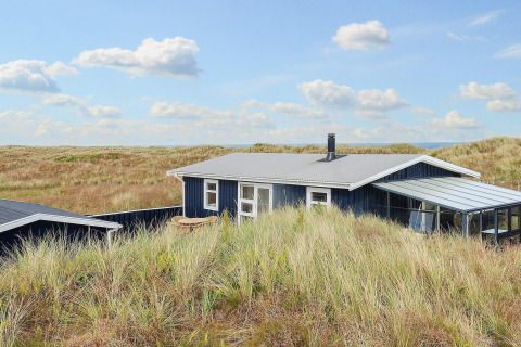 Sommerhus i klitterne ved Seaside Bliss i albaek, Danmark, med udsigt til natur og himmel.