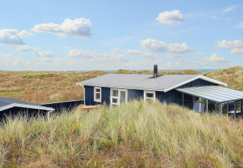 Sommerhus i klitterne ved Seaside Bliss i albaek, Danmark, med udsigt til natur og himmel.