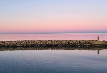 Stenmur ved vandet under en lyserød og blå himmel ved Seaside Bliss i albaek, Danmark, ved solnedgang.