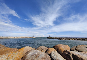 Vue sur la mer et le ciel depuis Seaside Bliss à Albaek, Danemark, avec de gros rochers au premier plan.