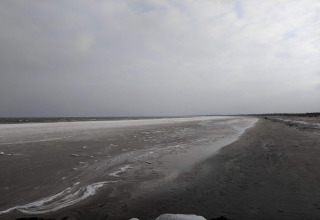 Kystlandskab ved «Seaside Bliss in albaek» i Danmark med skyer og rolig strand ved havet.