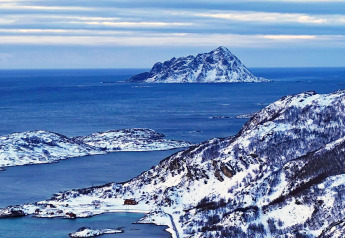 Uitzicht vanaf Engvik Hytta 83699 in Zweden, besneeuwde bergen en eilanden omringd door zee en lucht.
