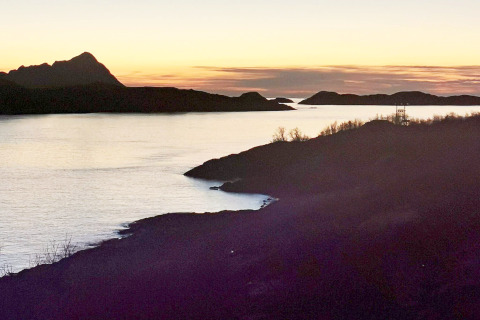 Zonsondergang vanaf Engvik Hytta 83699 in Zweden met silhouetten van heuvels en een kalm meer.