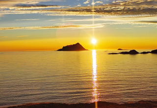 Tramonto sul mare visto dalla cabina ENGVIK HYTTA 83699 in Svezia, con isole e luci dorate.