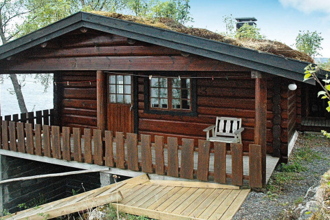 Blockhütte mit Grasdach und Terrasse, 4-Personen-Ferienhaus am Wasser in Surna.
