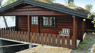 Chalet in legno con tetto erboso e veranda, casa vacanze per 4 persone a Surna.