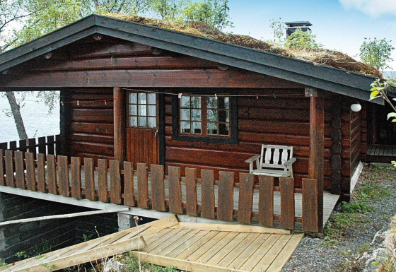 Chalet en bois avec toit végétalisé, terrasse, maison de vacances 4 personnes à Surna.