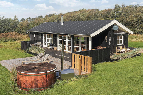 Vakantiehuis in hout met terras en hot tub, mooi gelegen in het groene Øster Assels, Denemarken.