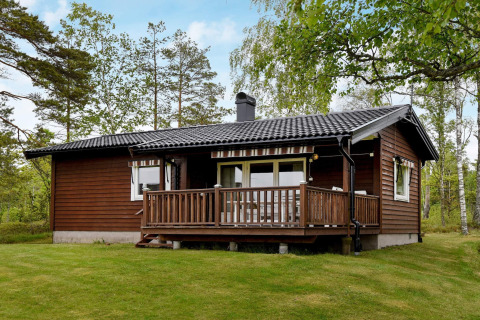 Gemütliches Ferienhaus für 4 Personen in Frändefors, Schweden, umgeben von Wald und Naturwiese.