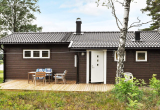 Cabaña para 4 personas en Frändefors, Suecia, con terraza de madera, muebles exteriores y entorno natural.