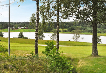 Paesaggio verde con alberi e lago presso il 'casa vacanze per 4 persone a Frändefors', Svezia.