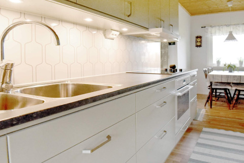 Moderne keuken in een 4-persoons vakantiewoning in Frändefors, Zweden, met dubbel spoelbak en eettafel.