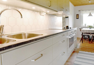Cuisine moderne dans une maison de vacances pour 4 personnes à Frändefors, Suède, avec évier et salle à manger.