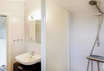 Baño en casa de vacaciones para 4 personas en Frändefors, Suecia, con lavabo, espejo y ducha.