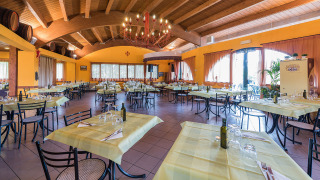 Restaurante interior - Camping Il Poggetto - Villatent - Troghi, Toscana, Italia