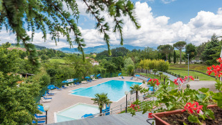 Vista general de la piscina exterior - Camping Il Poggetto - Villatent - Troghi, Toscana, Italia