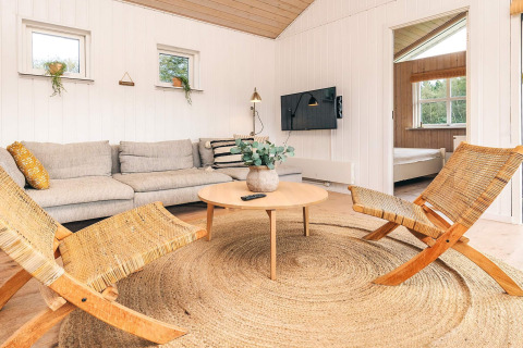 Lichte, moderne woonkamer in een vakantiewoning in Øster Assels, Denemarken, met comfortabele zithoek.