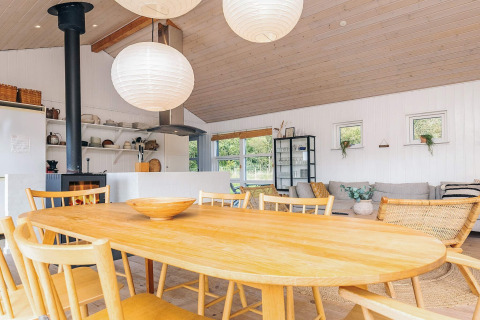 Luminoso y acogedor salón en casa de vacaciones para 6 personas en Øster Assels, Dinamarca, con mesa de comedor.