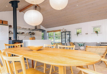 Salon lumineux et chaleureux dans une maison de vacances pour 6 personnes à Øster Assels, Danemark, avec table à manger.