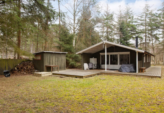 Photo extérieure d’une maison de vacances pour 6 personnes à Store Fuglede avec terrasse et forêt autour.