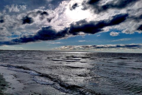 Vagues sur la mer et ciel dramatique nuageux, photographié près de Store Fuglede au Danemark.