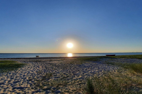 Tramonto sulla spiaggia presso la casa vacanze 6 persone a Store Fuglede, Danimarca, con barca.