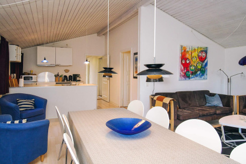 Woonkamer en keuken in chalet '6-persoons vakantiehuis in Store Fuglede' in Denemarken, moderne inrichting.
