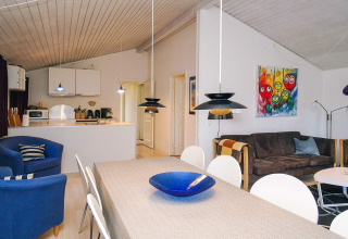 Soggiorno e cucina nello chalet 'Casa vacanze per 6 persone a Store Fuglede' in Danimarca, arredamento moderno.