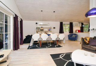 Zona giorno e pranzo moderna in una casa vacanze a Store Fuglede, Danimarca, con arredo elegante e luminoso.