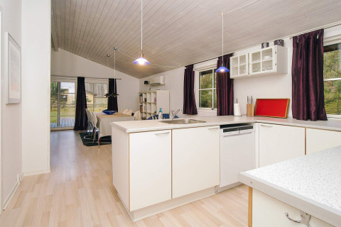 Lichte, moderne keuken en eetruimte in een zespersoons vakantiehuis in Store Fuglede, Denemarken.
