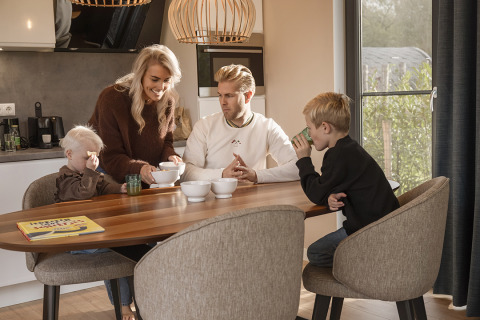 Famiglia fa colazione insieme nella villa Amalia 6 presso Hofparken Wiltershaar nei Paesi Bassi.