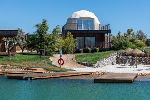 Zicht op Dome House Duplex Do Lago bij Wecamp Reserva Alecrim in Portugal met terras en meer