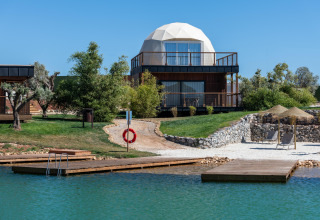Zicht op Dome House Duplex Do Lago bij Wecamp Reserva Alecrim in Portugal met terras en meer