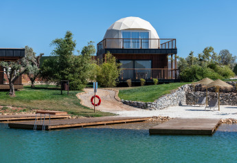 Vue du Dome House Duplex Do Lago au Wecamp Reserva Alecrim, Portugal, avec terrasse et bord de lac