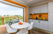 Cocina y comedor modernos en Dome «House Duplex» de Wecamp Reserva Alecrim, con vistas al paisaje natural en Portugal.