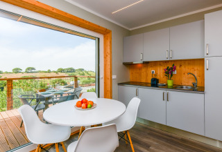 Moderne keuken en eetruimte in Dome «House Duplex» bij Wecamp Reserva Alecrim, met groen uitzicht in Portugal.