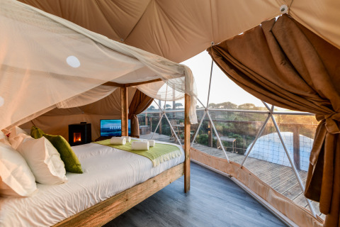 Dome House Duplex in Wecamp Reserva Alecrim, Portugal, met uitzicht, luxe bed en gezellige inrichting.